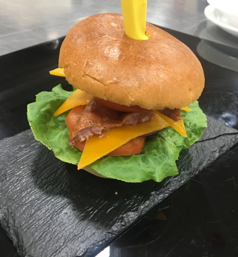 Μπριός Burger με λουκάνικο